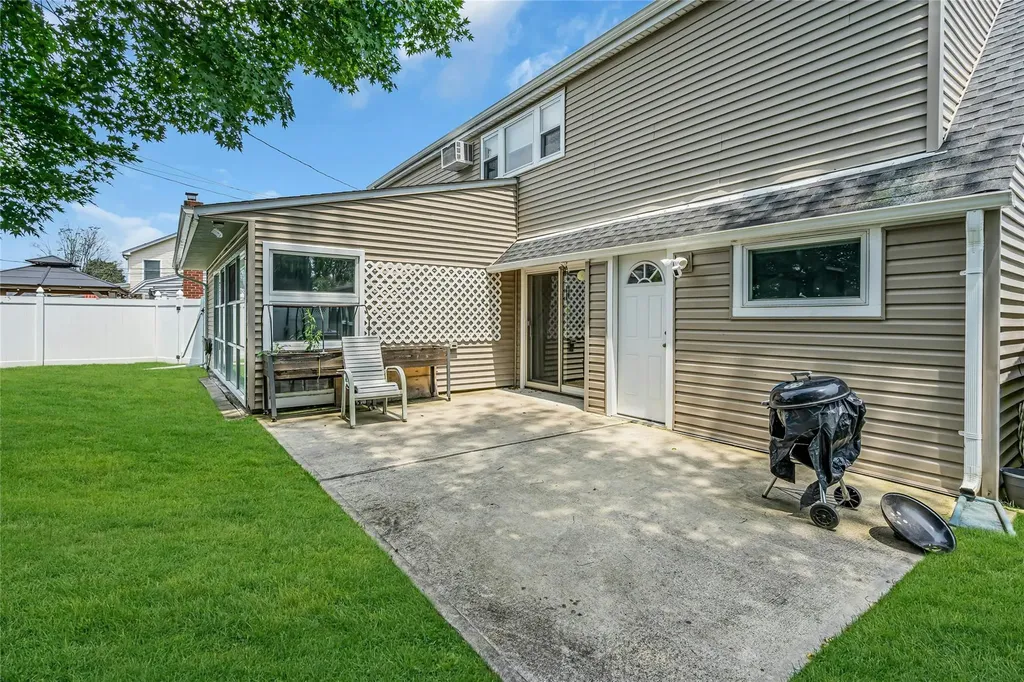 23 Crown Lane Westbury NY 11590
