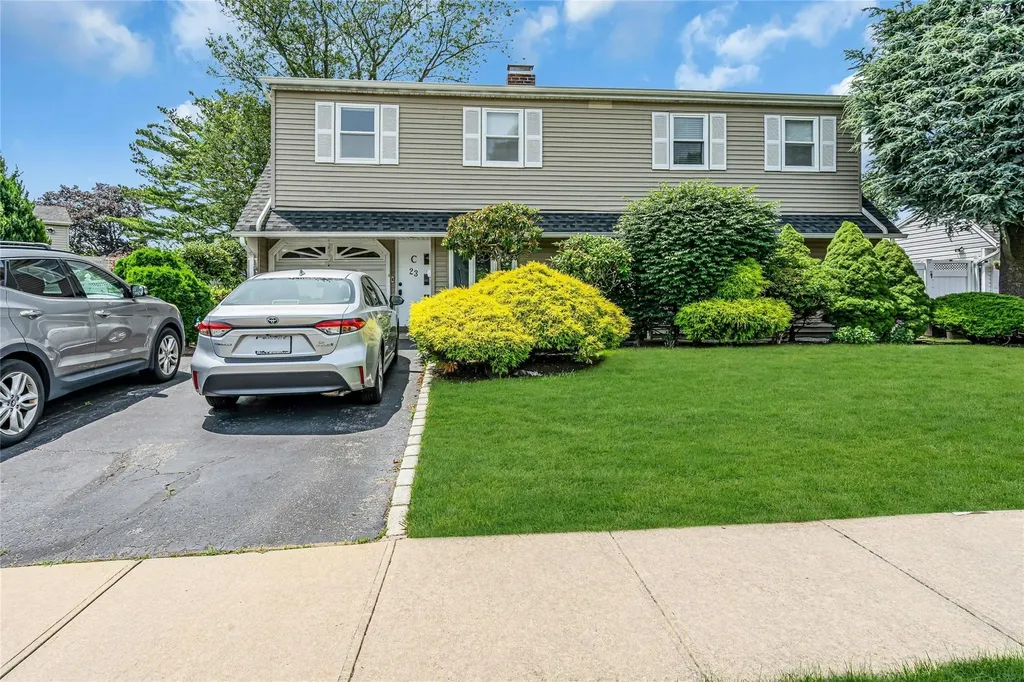 23 Crown Lane Westbury NY 11590