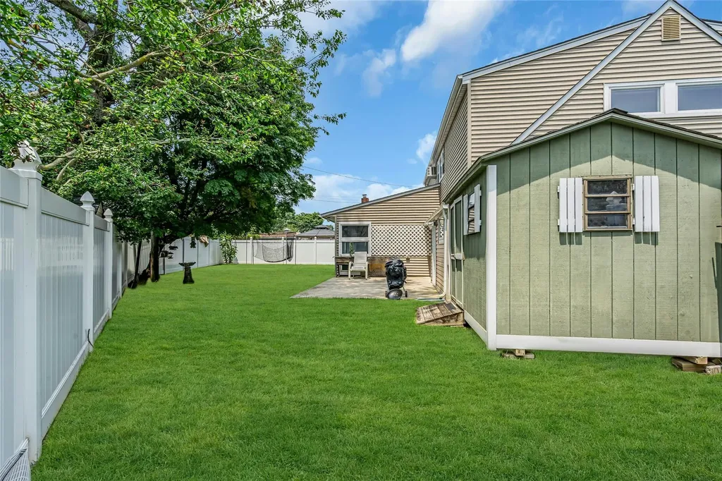 23 Crown Lane Westbury NY 11590