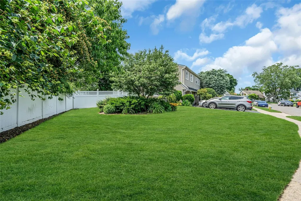 23 Crown Lane Westbury NY 11590
