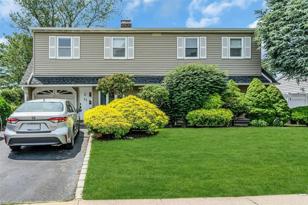 23 Crown Lane Westbury NY 11590