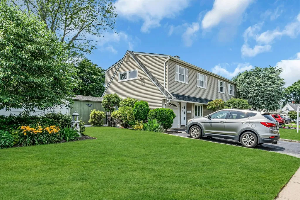 23 Crown Lane Westbury NY 11590