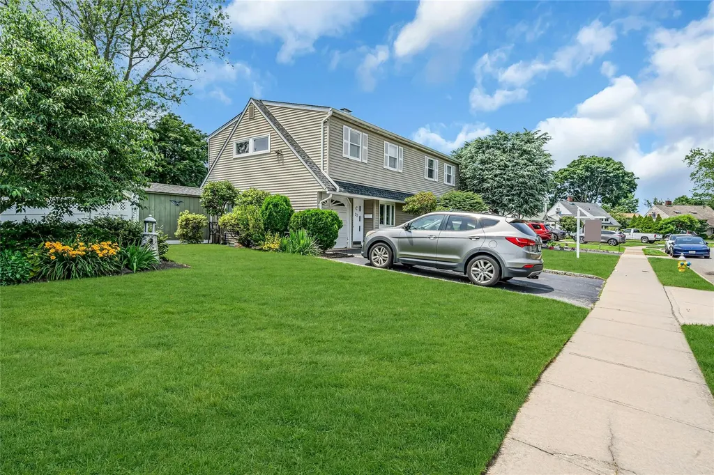 23 Crown Lane Westbury NY 11590