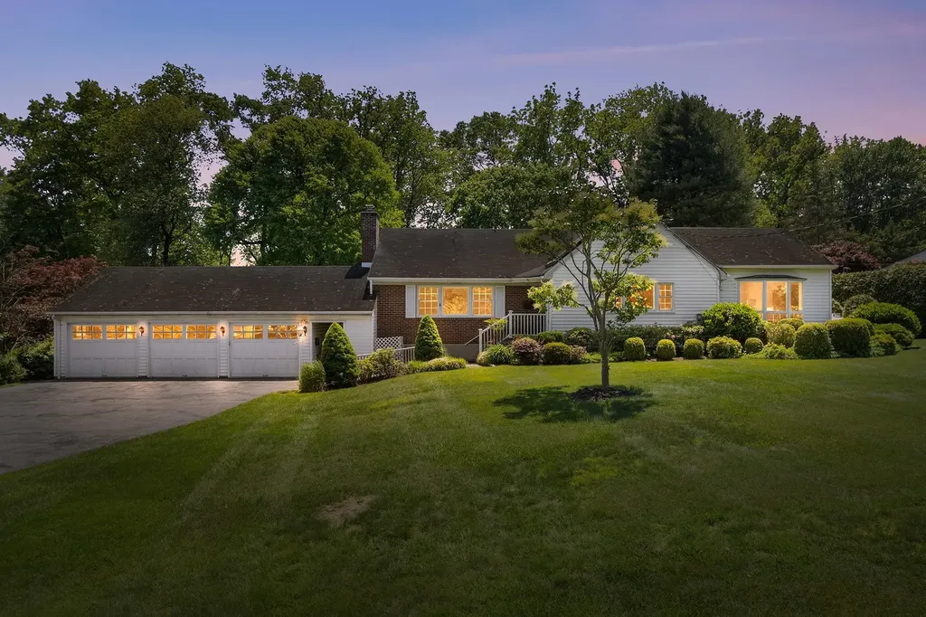 18 Halsey Place Valhalla NY 10595