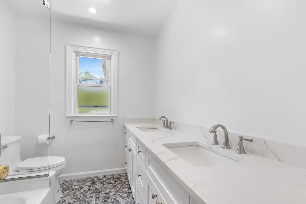 18 Halsey Place Valhalla NY 10595