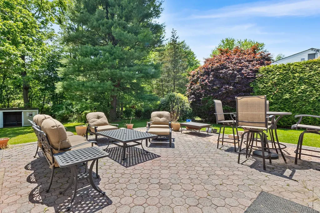 18 Halsey Place Valhalla NY 10595