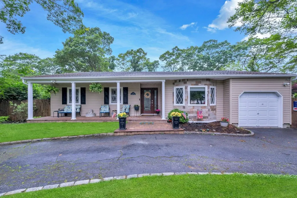 8 Franklin Avenue Medford NY 11763
