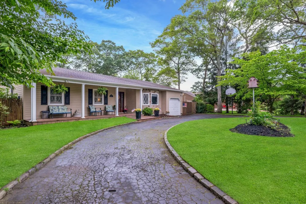 8 Franklin Avenue Medford NY 11763