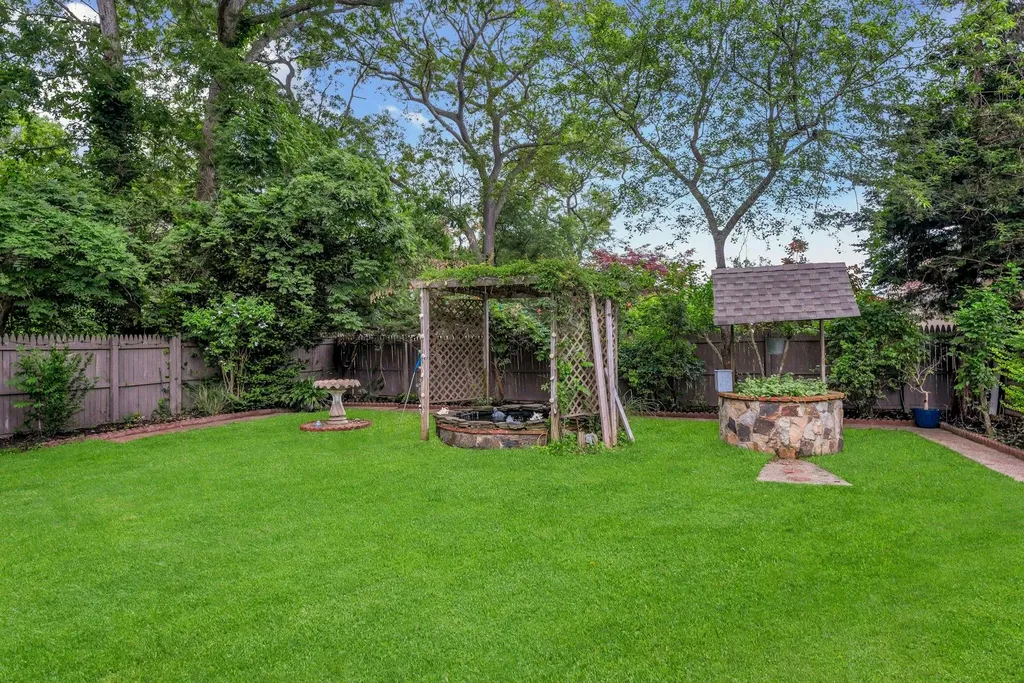8 Franklin Avenue Medford NY 11763