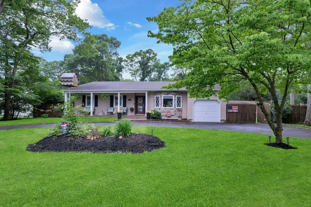 8 Franklin Avenue Medford NY 11763