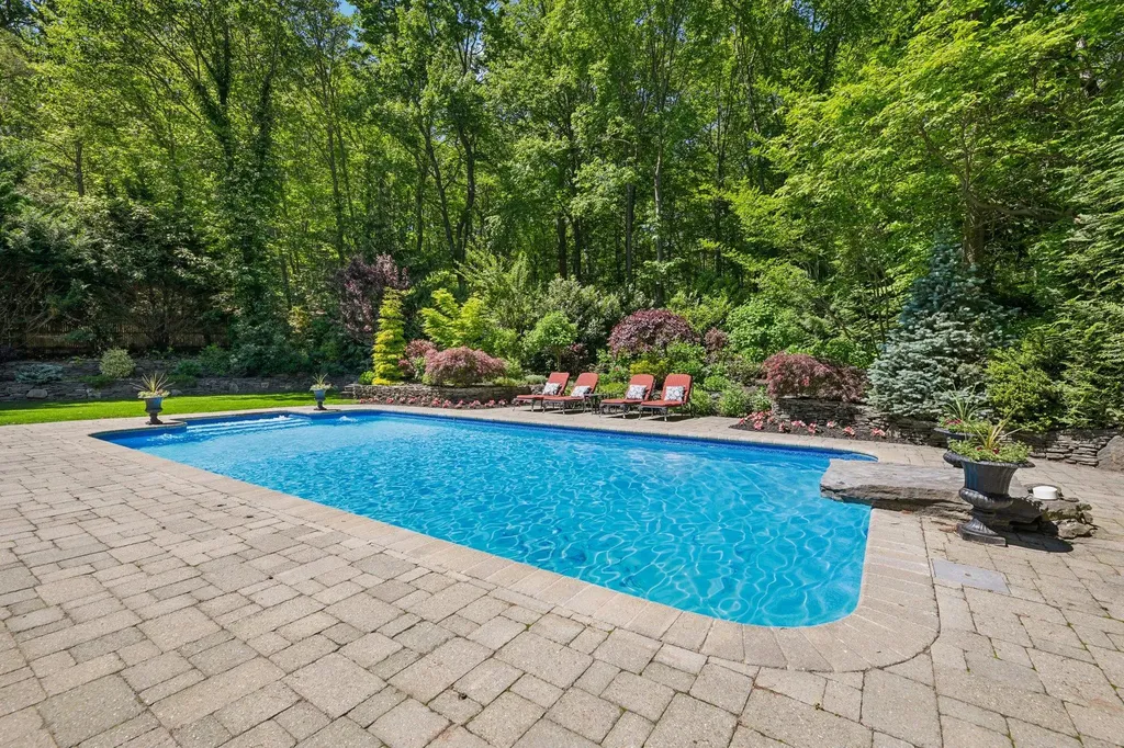 1 Highwoods Road Saint James NY 11780