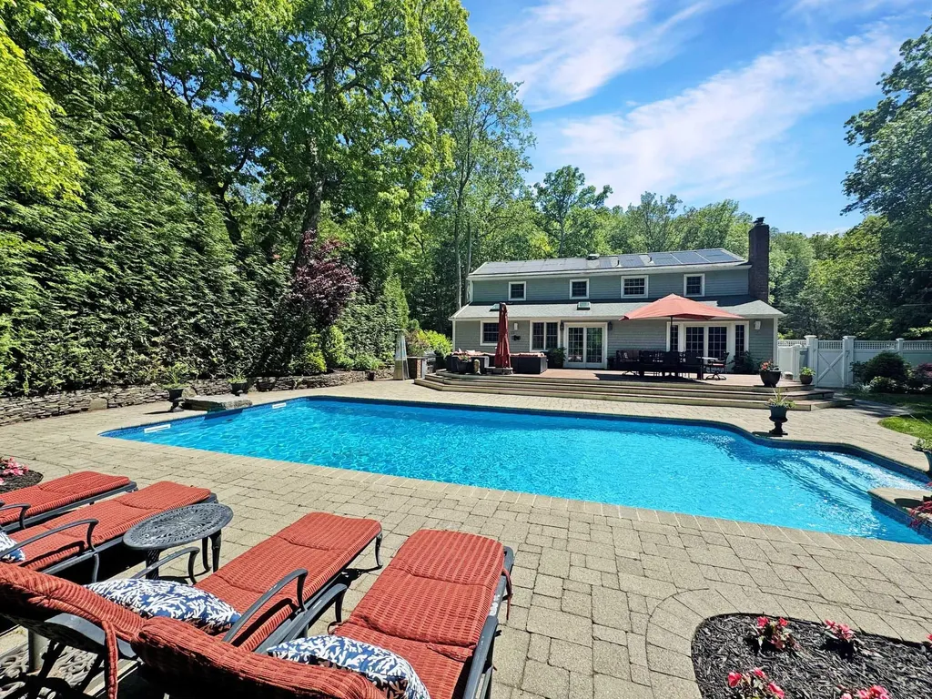 1 Highwoods Road Saint James NY 11780