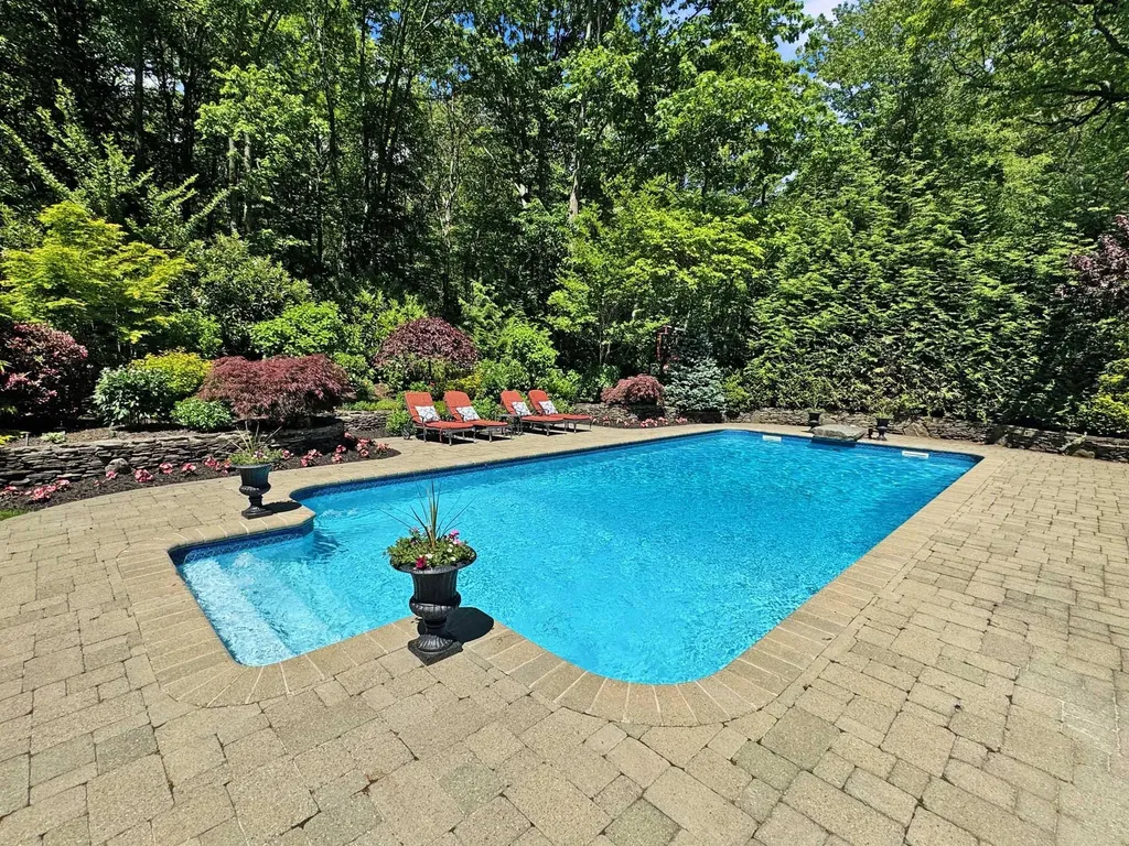 1 Highwoods Road Saint James NY 11780