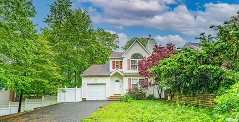 576 Boxwood Drive Shirley NY 11967