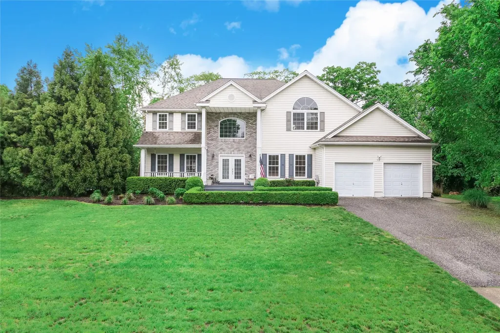 12 Moss Creek Lane East Patchogue NY 11772