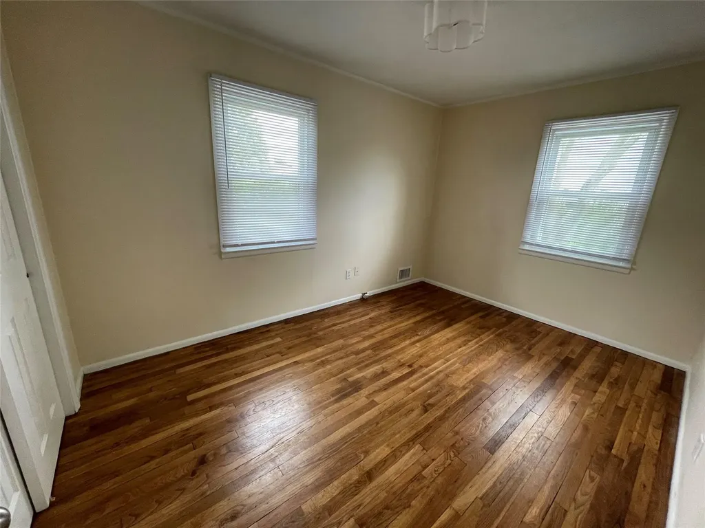 802 S Broadway Lindenhurst NY 11757