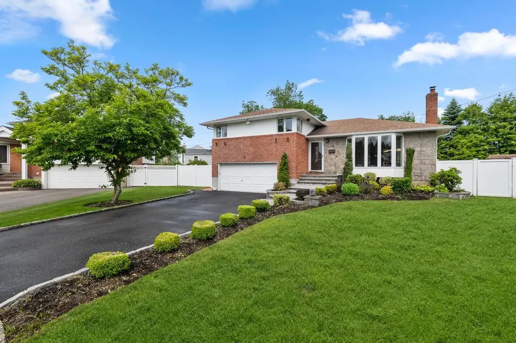 9 Bart Court Plainview NY 11803