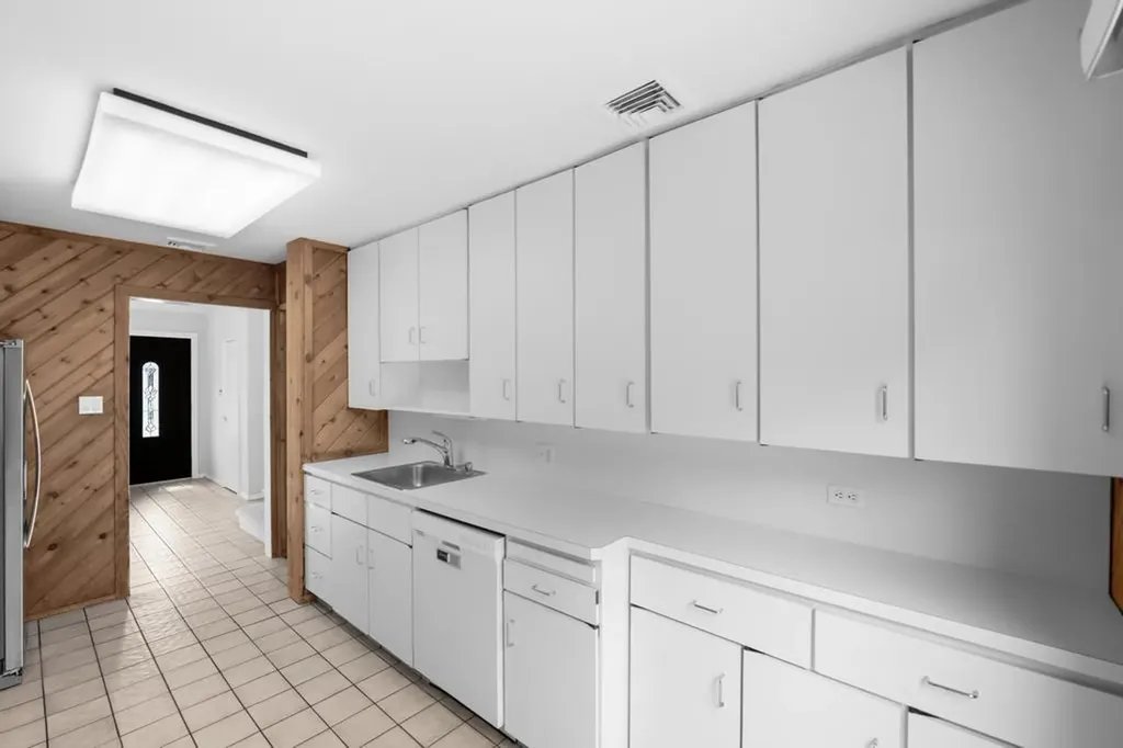 9 Bart Court Plainview NY 11803