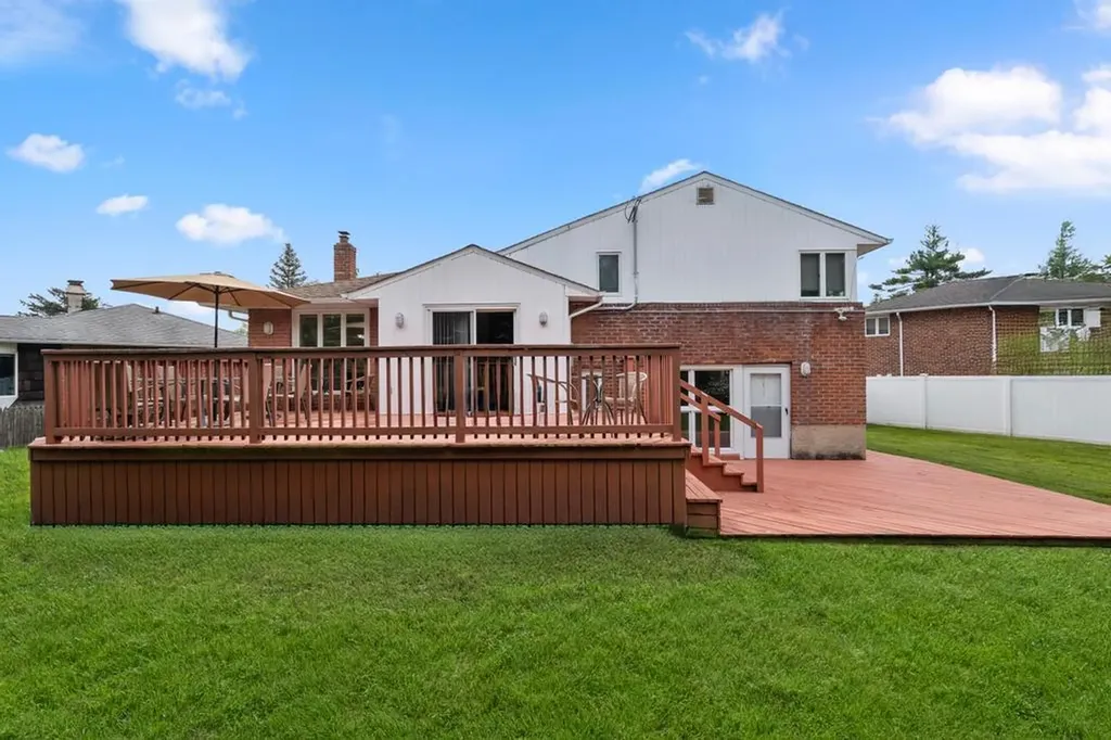 9 Bart Court Plainview NY 11803