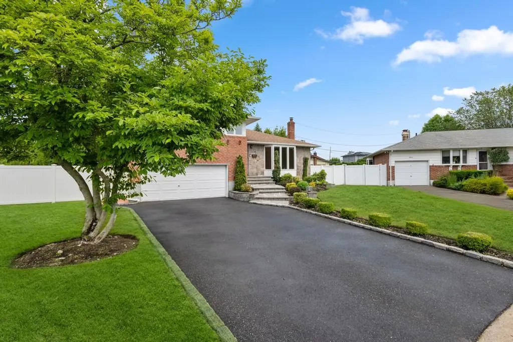 9 Bart Court Plainview NY 11803