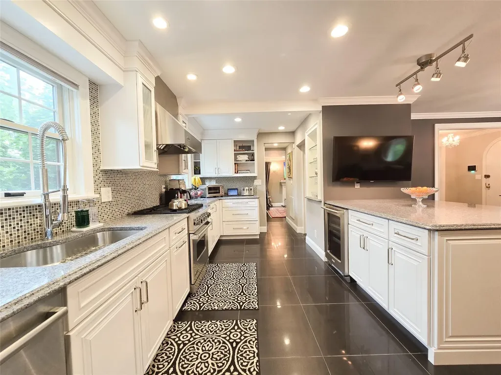 352 Mill Spring Road Manhasset NY 11030