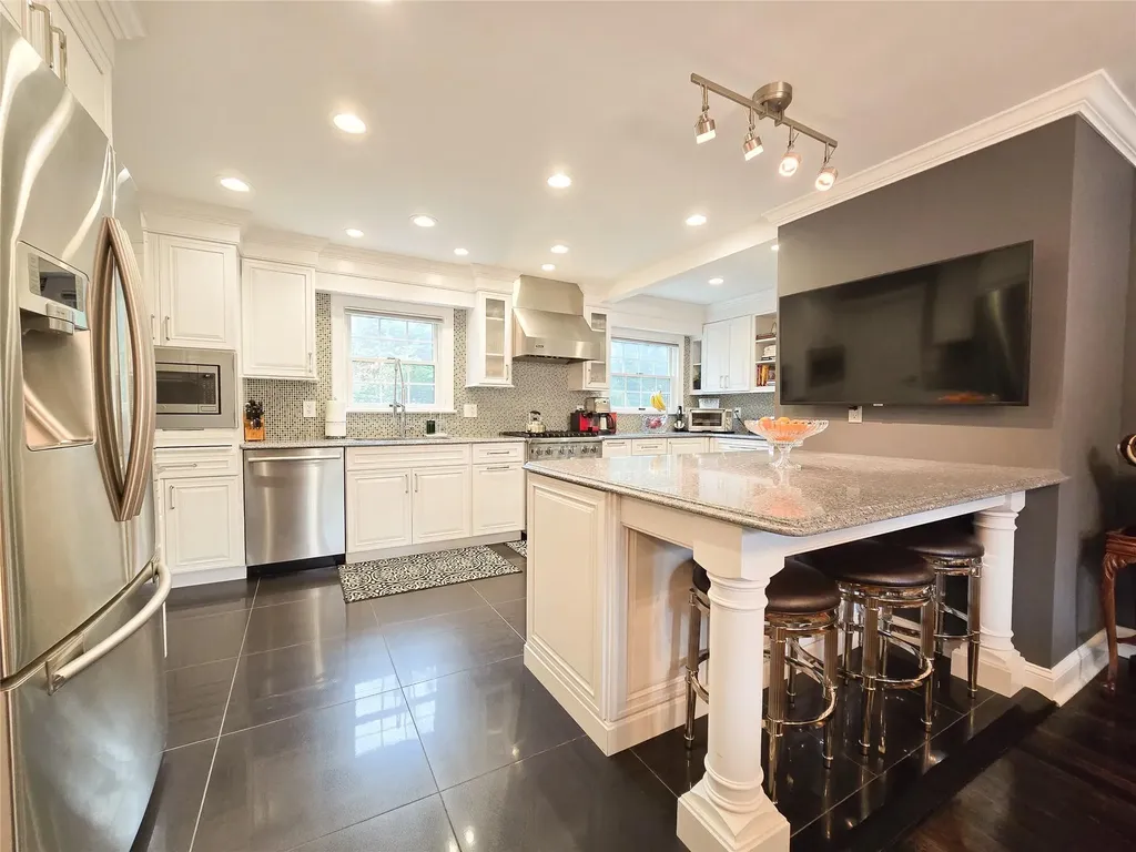 352 Mill Spring Road Manhasset NY 11030