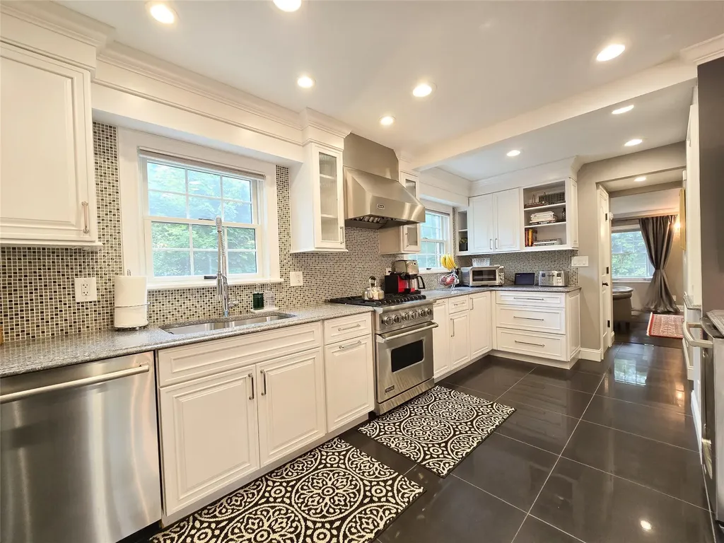 352 Mill Spring Road Manhasset NY 11030