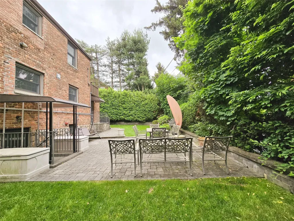 352 Mill Spring Road Manhasset NY 11030