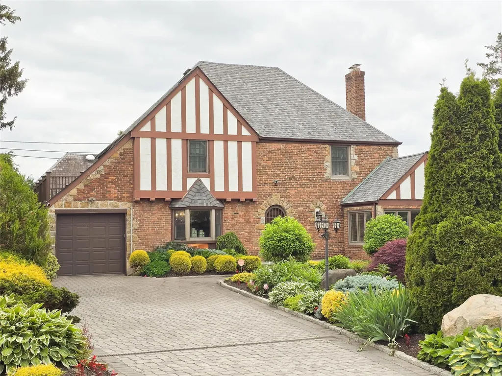 352 Mill Spring Road Manhasset NY 11030