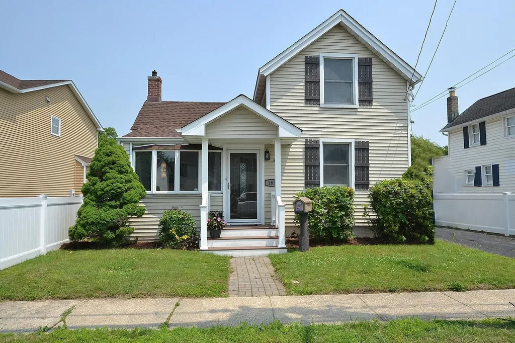187 Smith Avenue Islip NY 11751
