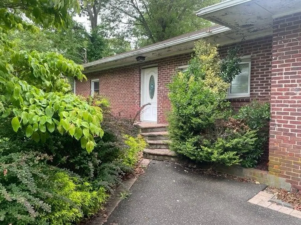 34 Raymond Court Brookhaven NY 11741
