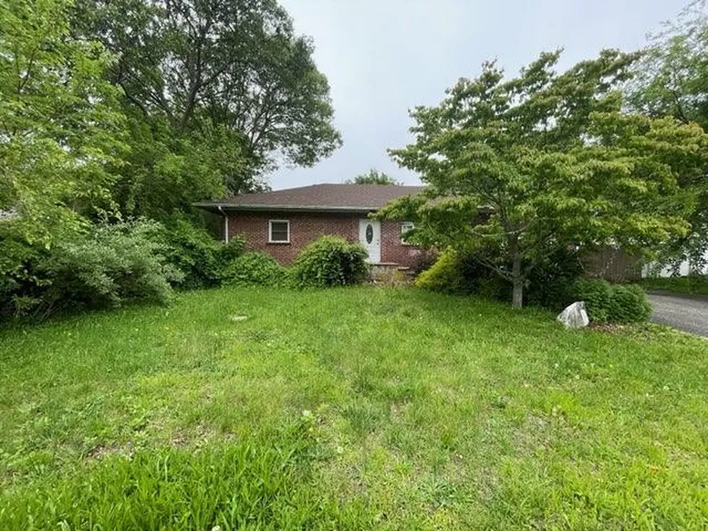 34 Raymond Court Brookhaven NY 11741