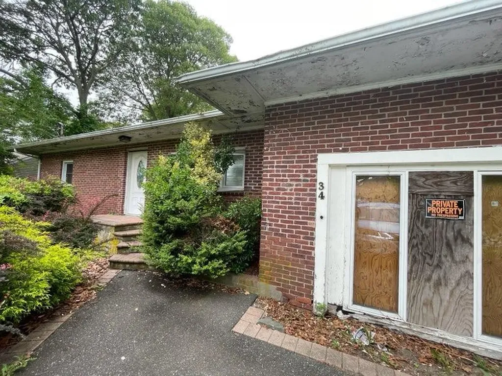 34 Raymond Court Brookhaven NY 11741