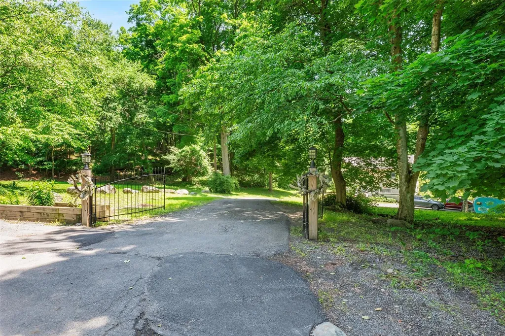 307 Oak Lane Newburgh NY 12550