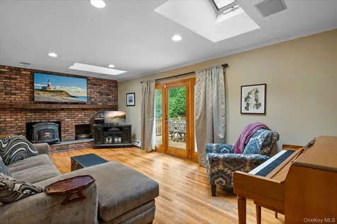 12 Cordwood Path Shoreham NY 11786