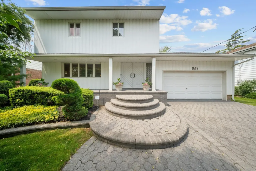 561 Amherst Drive Woodmere NY 11598
