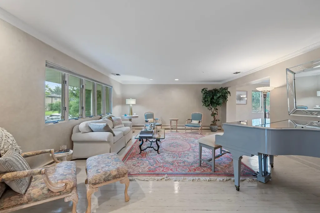 561 Amherst Drive Woodmere NY 11598
