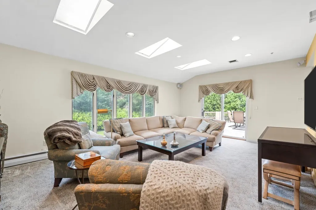 561 Amherst Drive Woodmere NY 11598