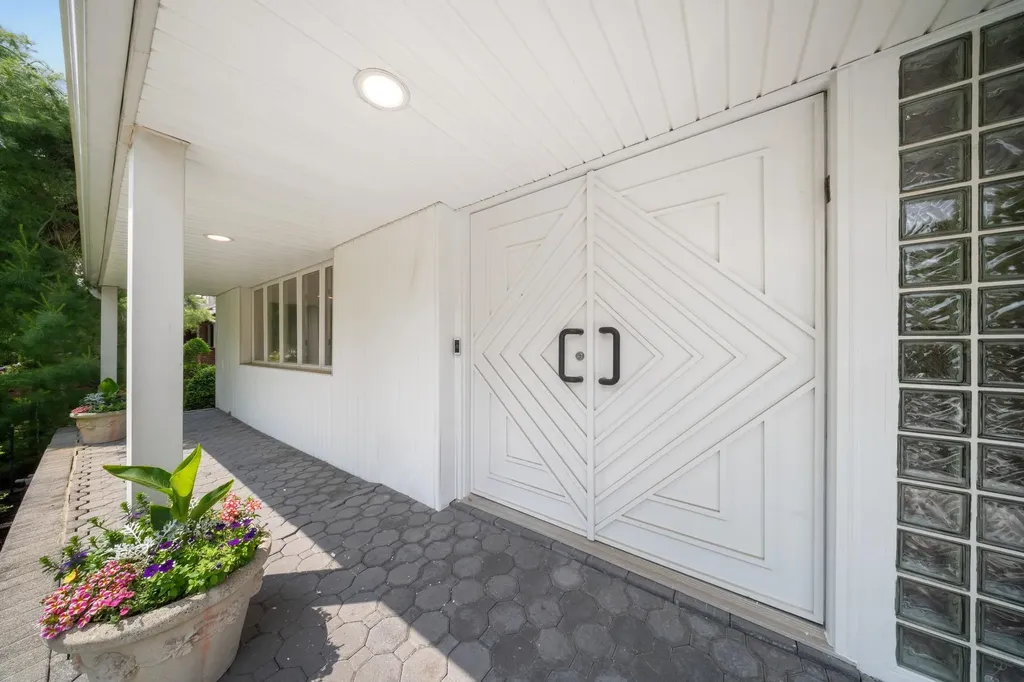 561 Amherst Drive Woodmere NY 11598