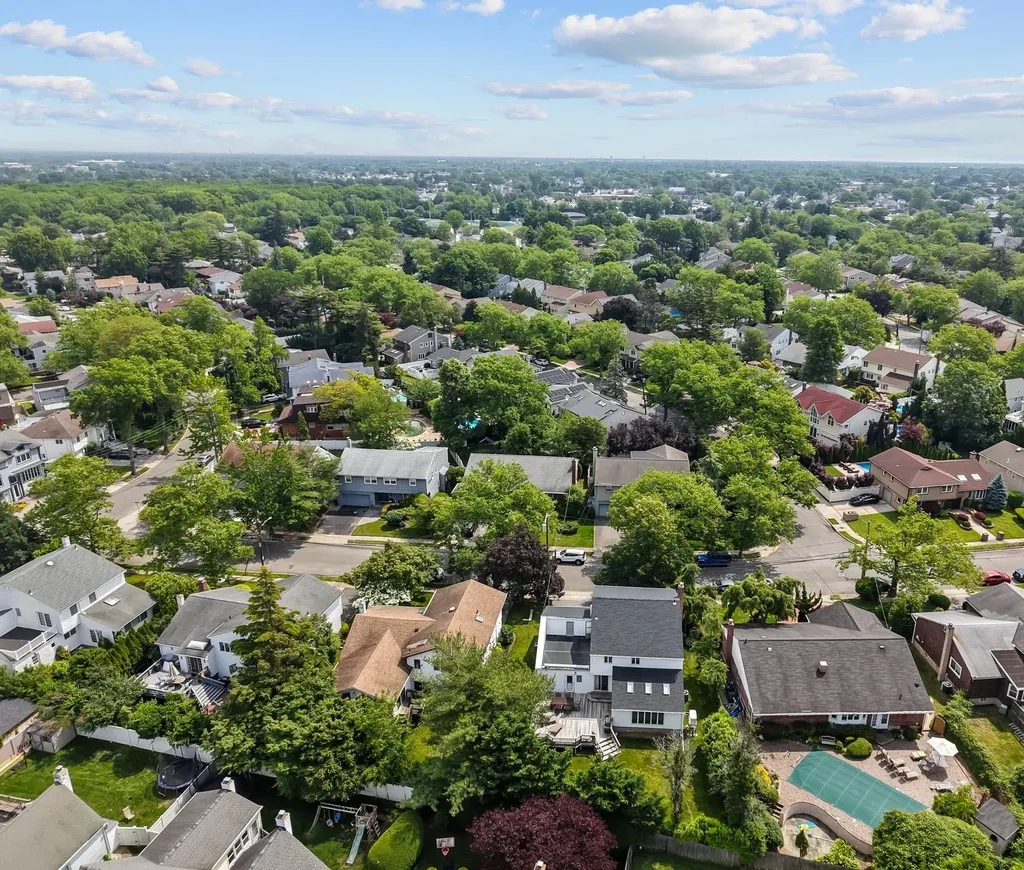 561 Amherst Drive Woodmere NY 11598