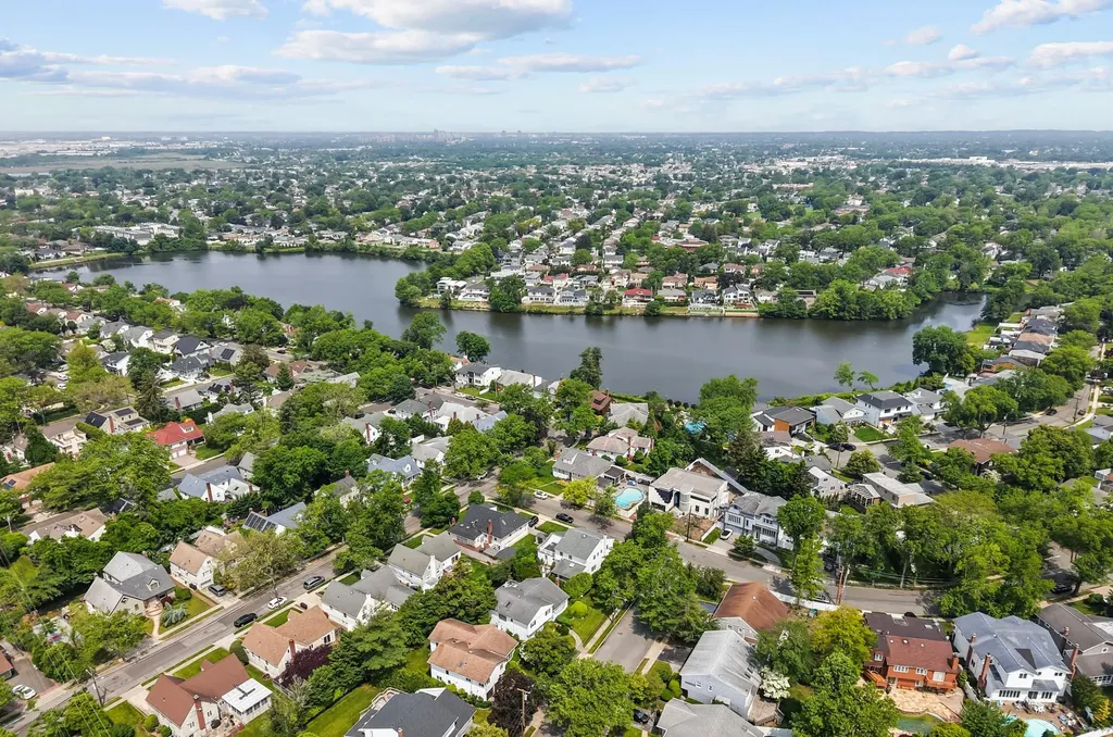 561 Amherst Drive Woodmere NY 11598
