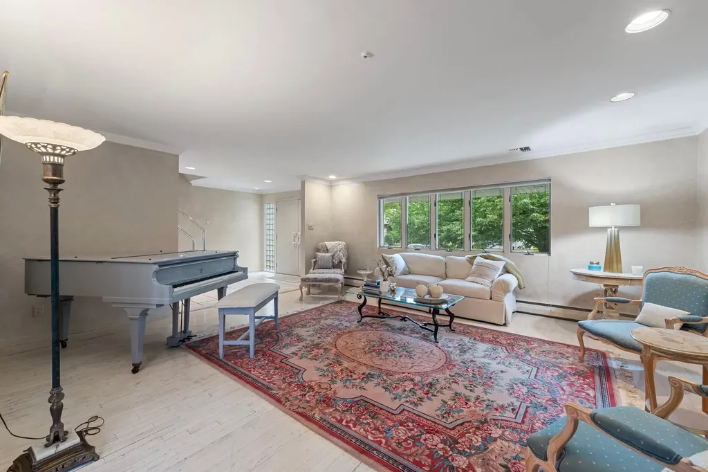 561 Amherst Drive Woodmere NY 11598