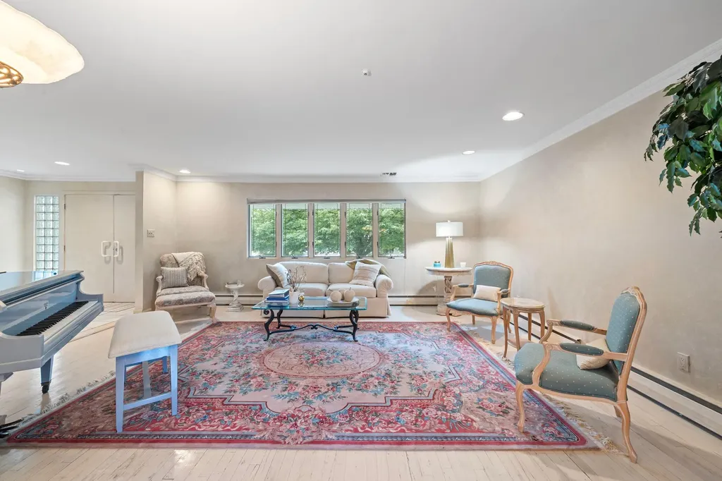 561 Amherst Drive Woodmere NY 11598