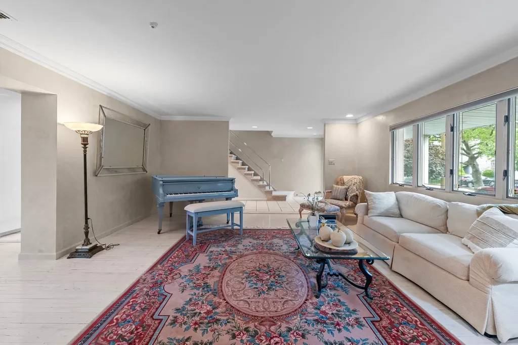 561 Amherst Drive Woodmere NY 11598
