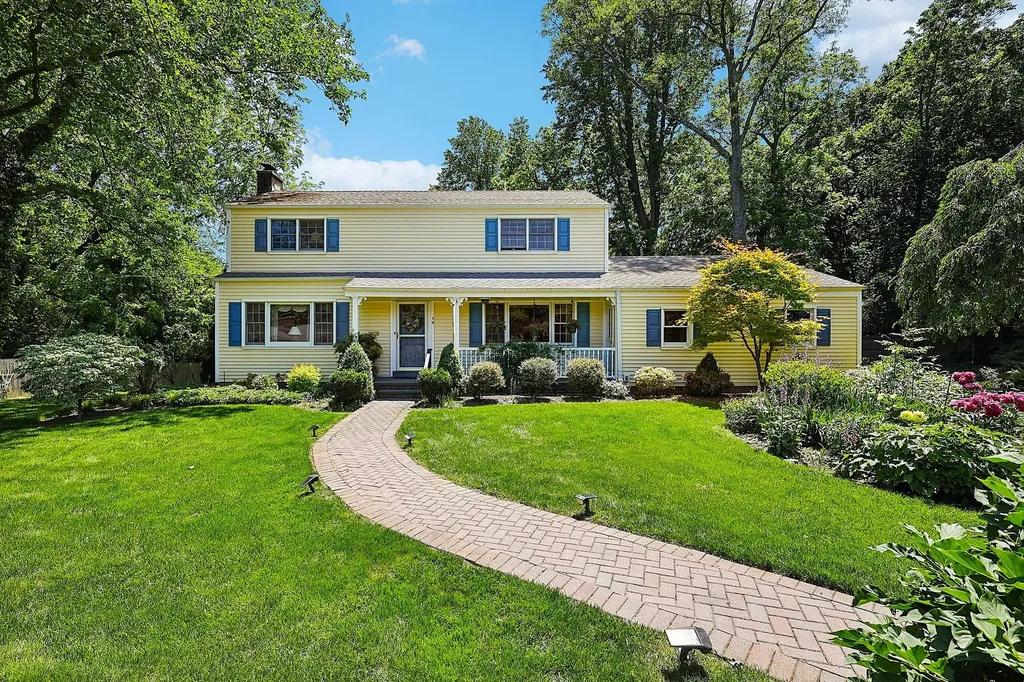10 Harned Drive Centerport NY 11721