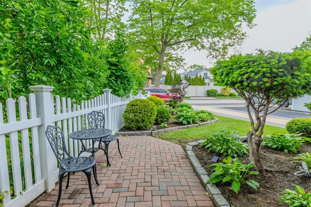 3 Palisade Avenue Lynbrook NY 11563