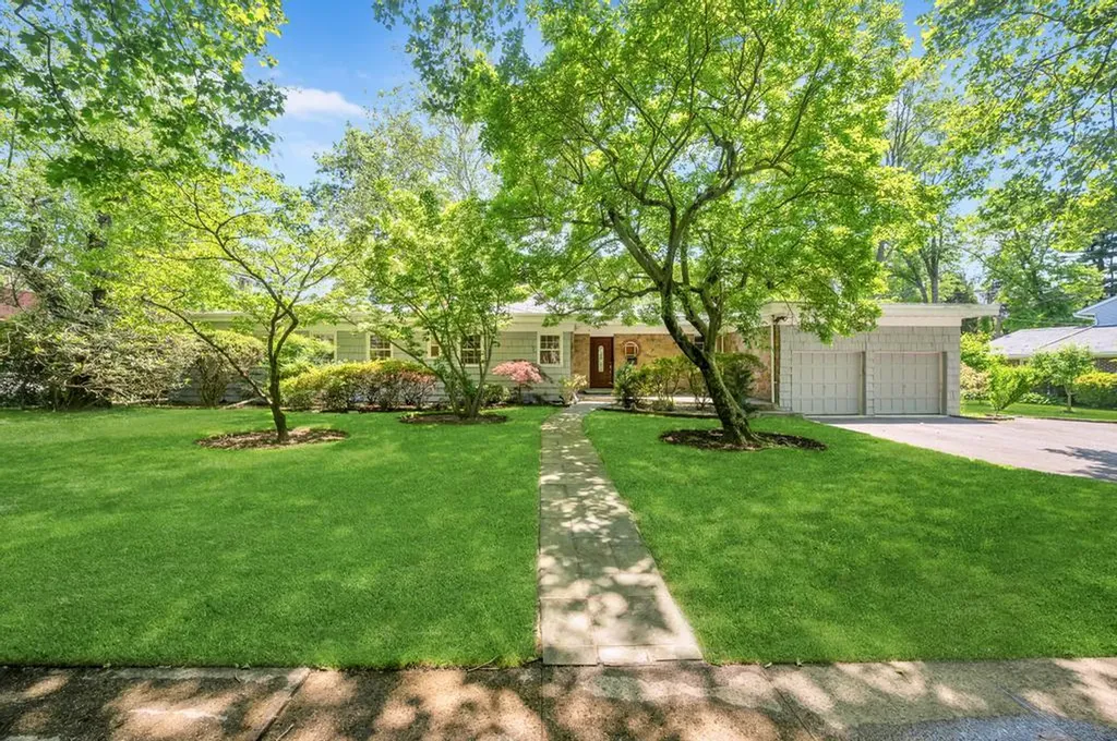 37 Somerset Drive S Great Neck NY 11020