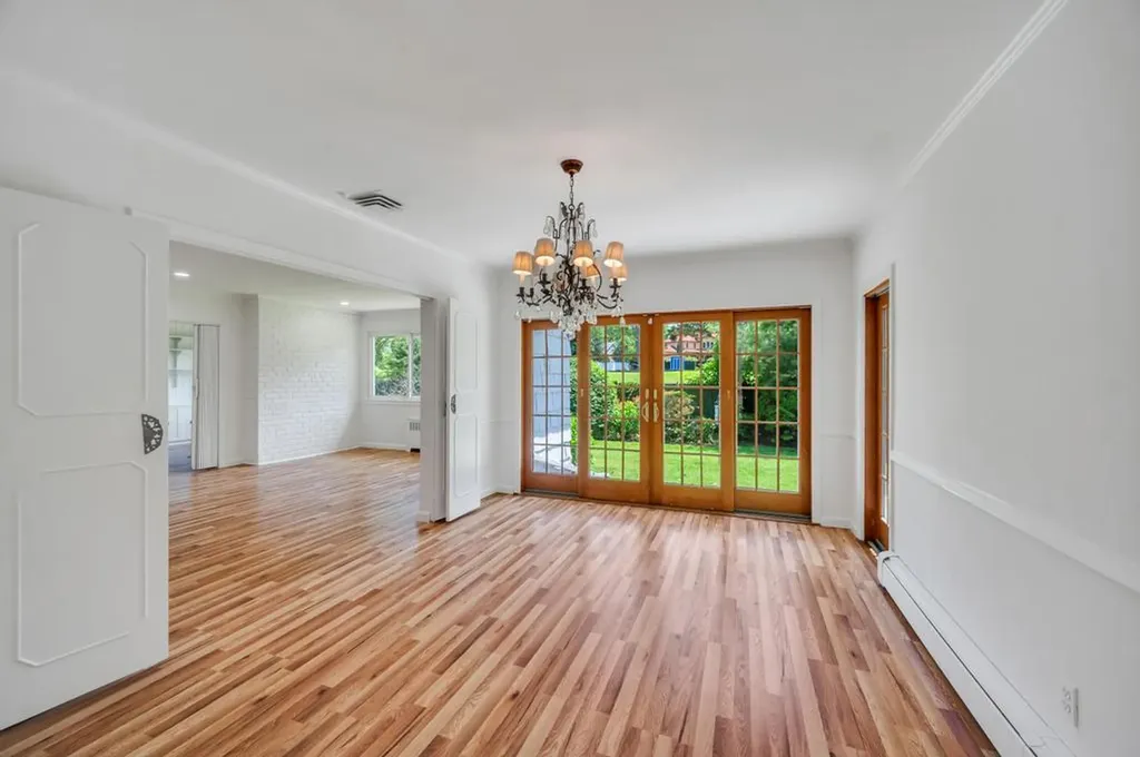 37 Somerset Drive S Great Neck NY 11020