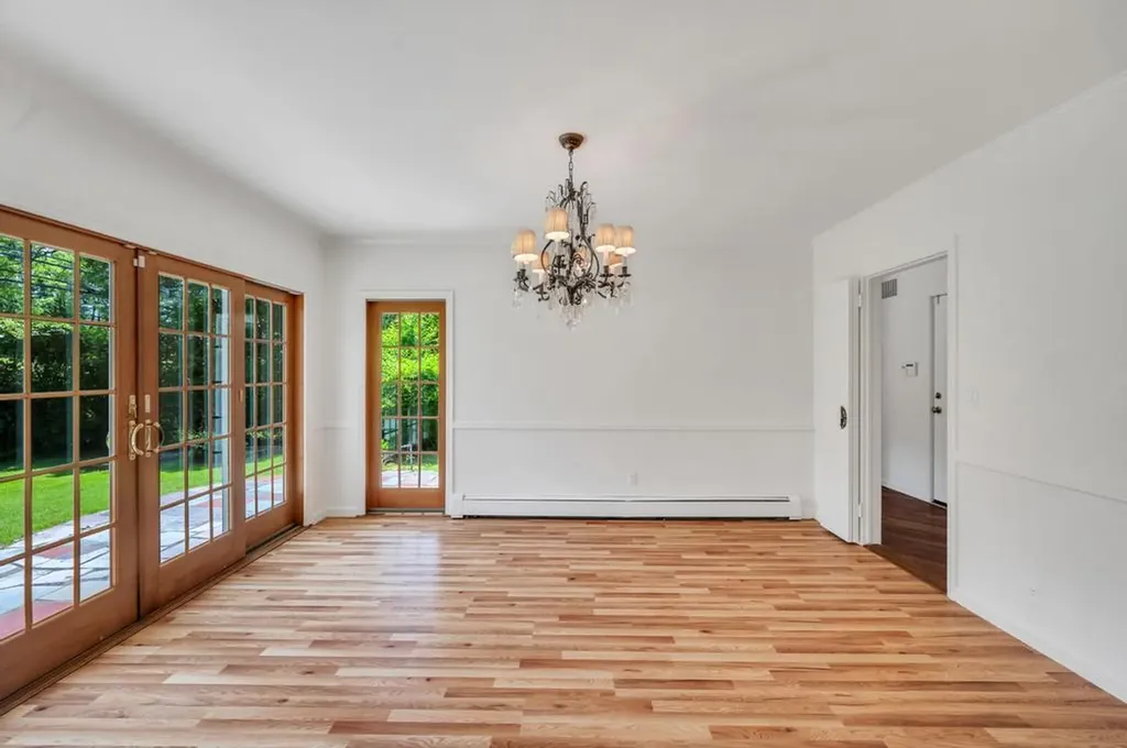 37 Somerset Drive S Great Neck NY 11020