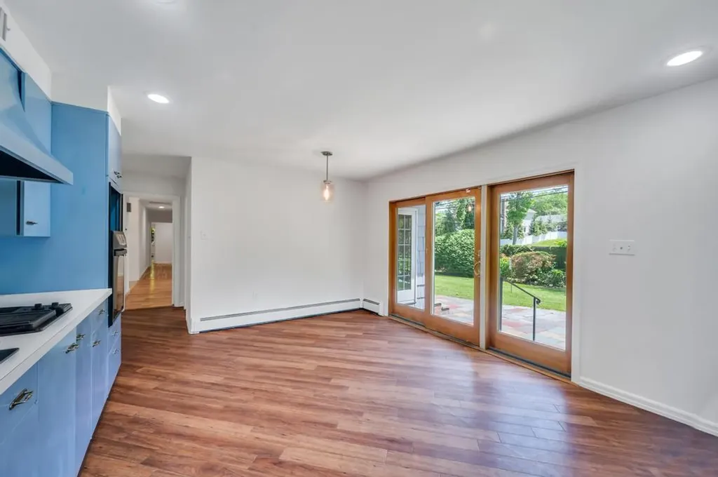 37 Somerset Drive S Great Neck NY 11020